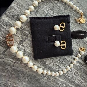 Elegant Pearl and Gold Jewelry Set